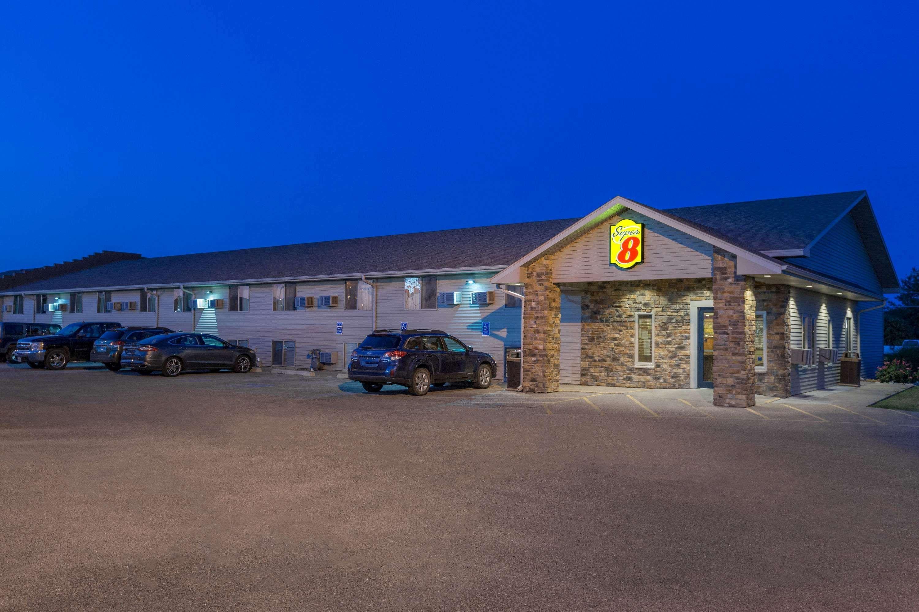 Super 8 By Wyndham Kearney Motel Exterior photo
